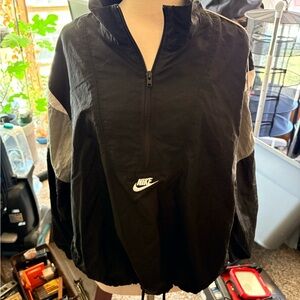 Nike Black and White cropped windbreaker jacket size medium 3/4 zip